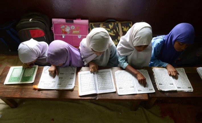 Apakah Boleh Mushaf Al Quran Ditaruh di Atas Lantai?