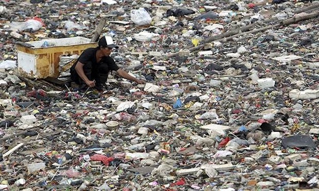 Sungai di bawah sampah