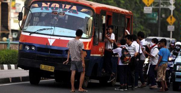 Bus mengangkut penumpang di sembarang tempat