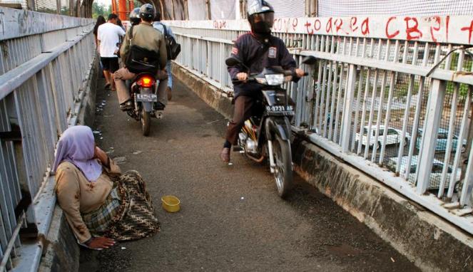 Motor melintas di tempat penyeberangan jalan