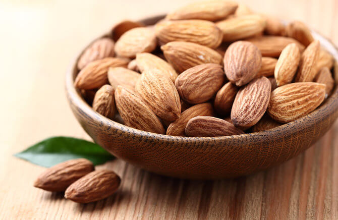 Kacang Almond kacang almond untuk memutihkan kulit