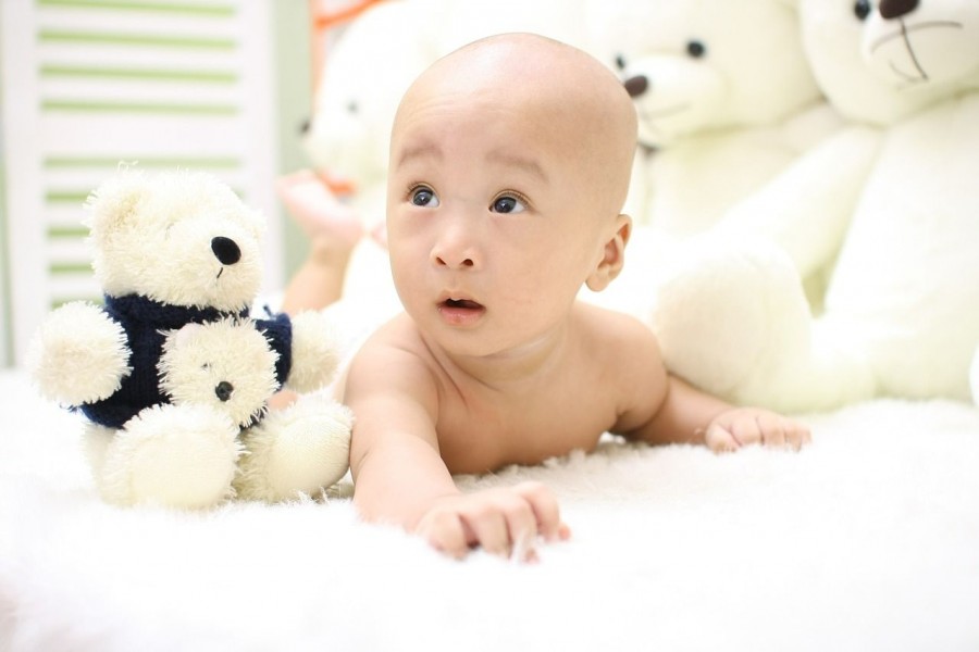 bayi sedang mengamati lingkungan sekitarnya bayi lucu lagi kepo penasaran