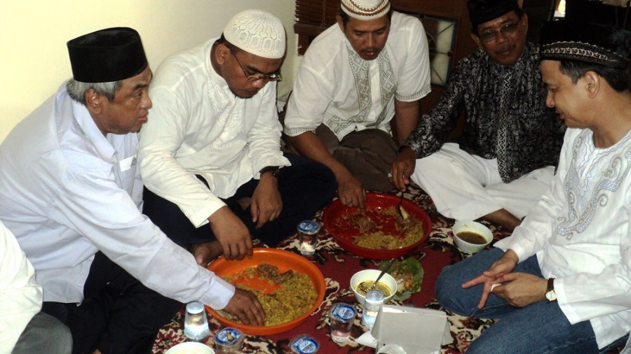 Berbicara saat makan Berbicara saat makan