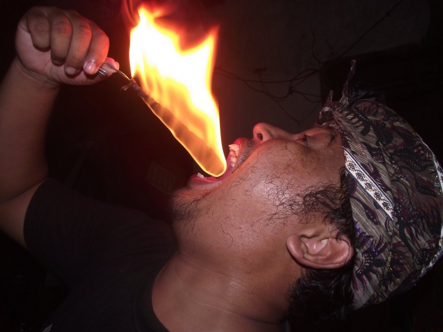 Memakan Makanan Panas Memakan Makanan Panas