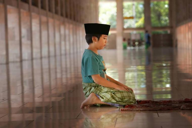 Pengertian dan Contoh Gambar Norma Agama - Satu Jam